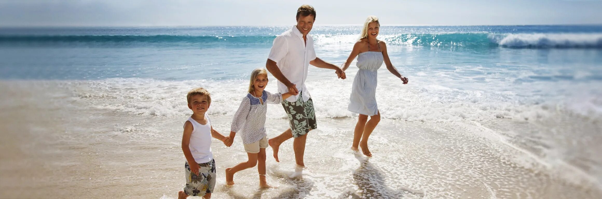 Здоровая семья на пляже. Family Beach молодой. Чудесные прогулки на море. Travel Beach Family. Где отдыхать в марте с детьми
