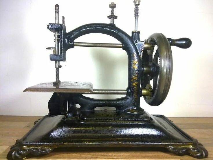 Швейная машинка 18. Швейная машина Исаака Зингера. Швейная машинка 1755 года.