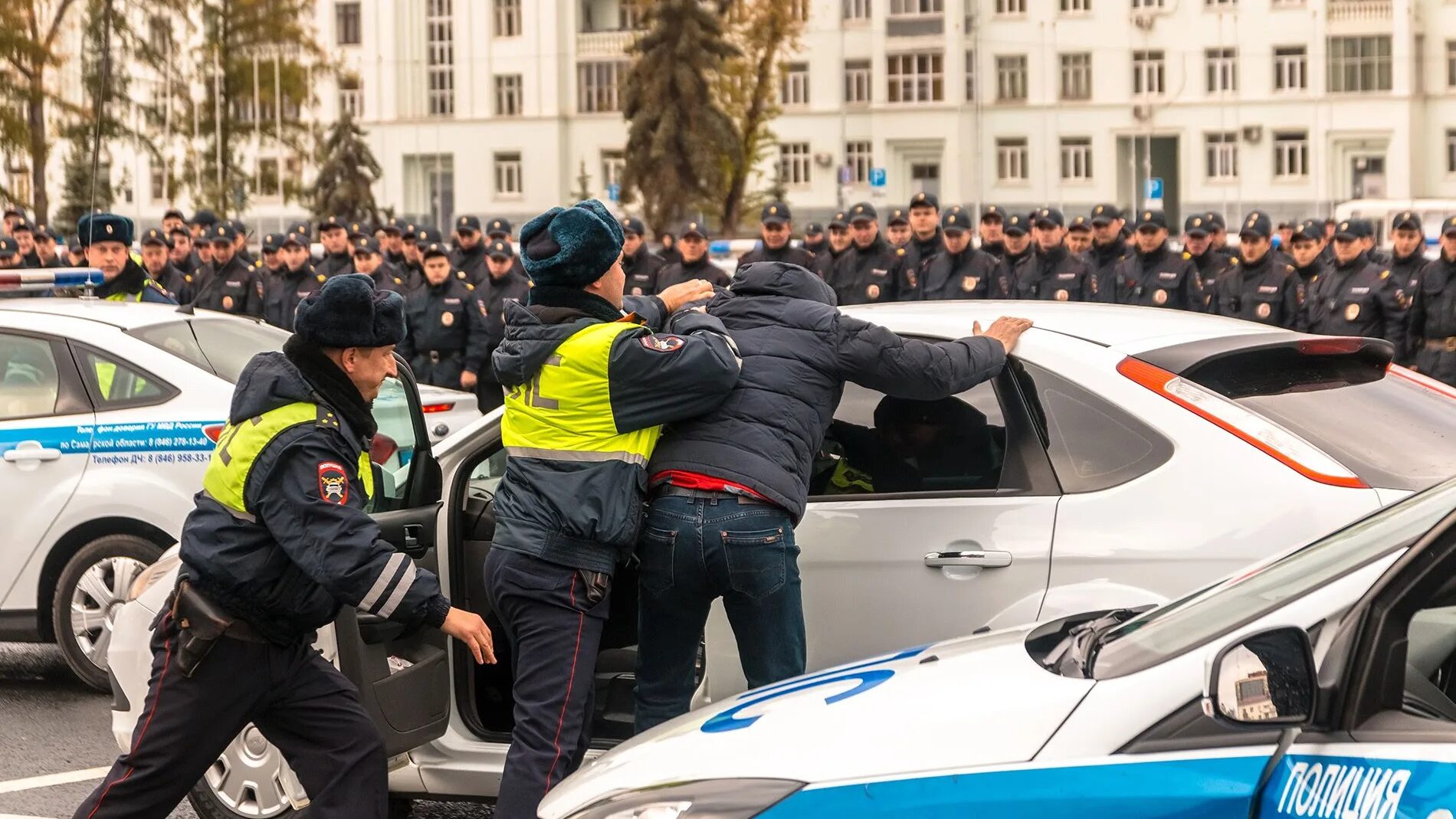Массовые мероприятия полиция. Полиция защищает. Защитили полицейского. Полиция для защиты детей. Полицейский задерживает преступника.