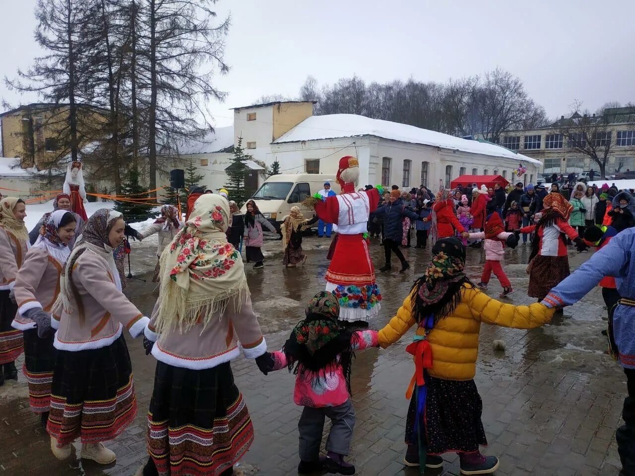 Масленица хоровод. Масленица в Дубровицах. Масленица в Подольске. Масленичные гуляния в Дубровицах.