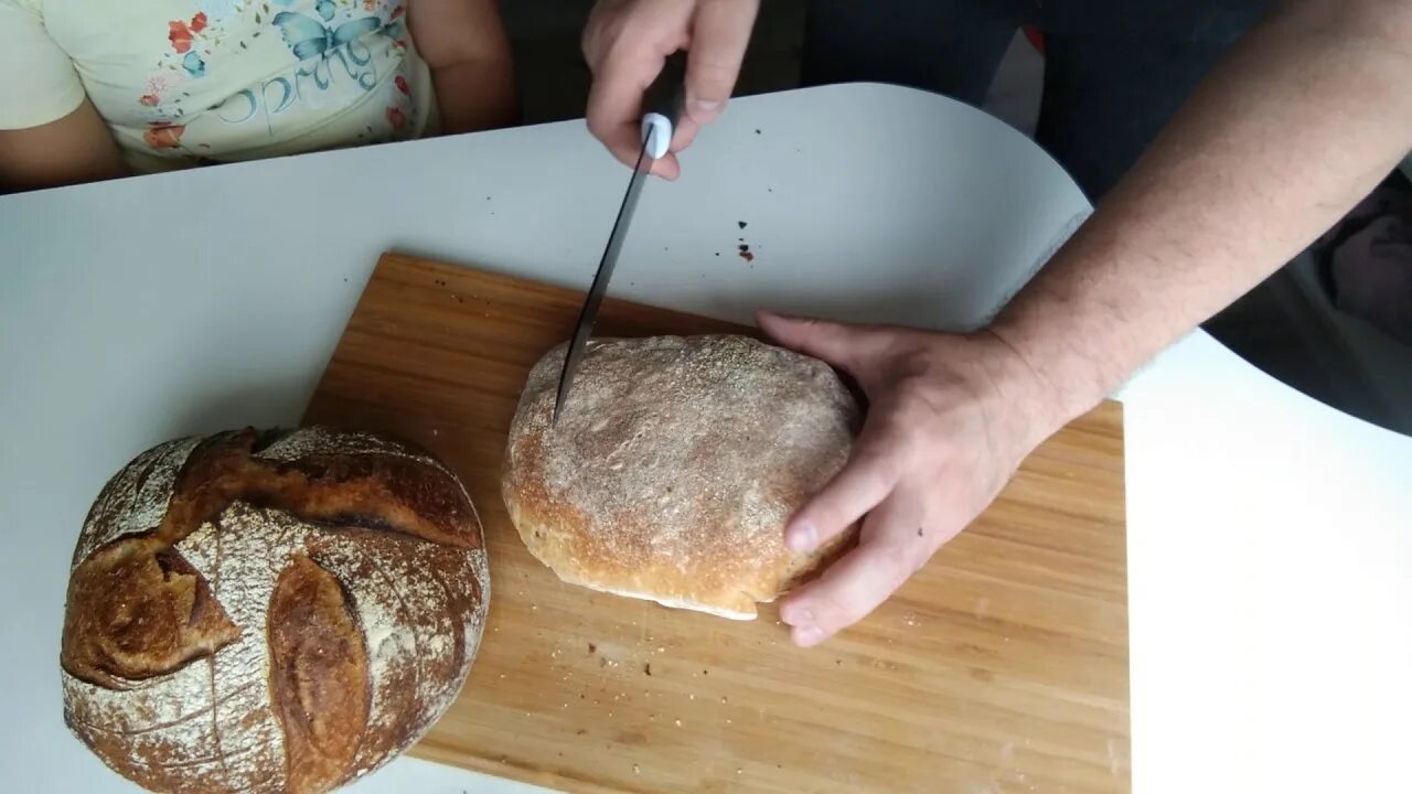 Чиабатта хлеб на закваске. Тесто на закваске для чиабатты. Хлеб с куркумой на закваске. Хлеб на закваске узорный разрез. Сколько времени печь хлеб в духовке