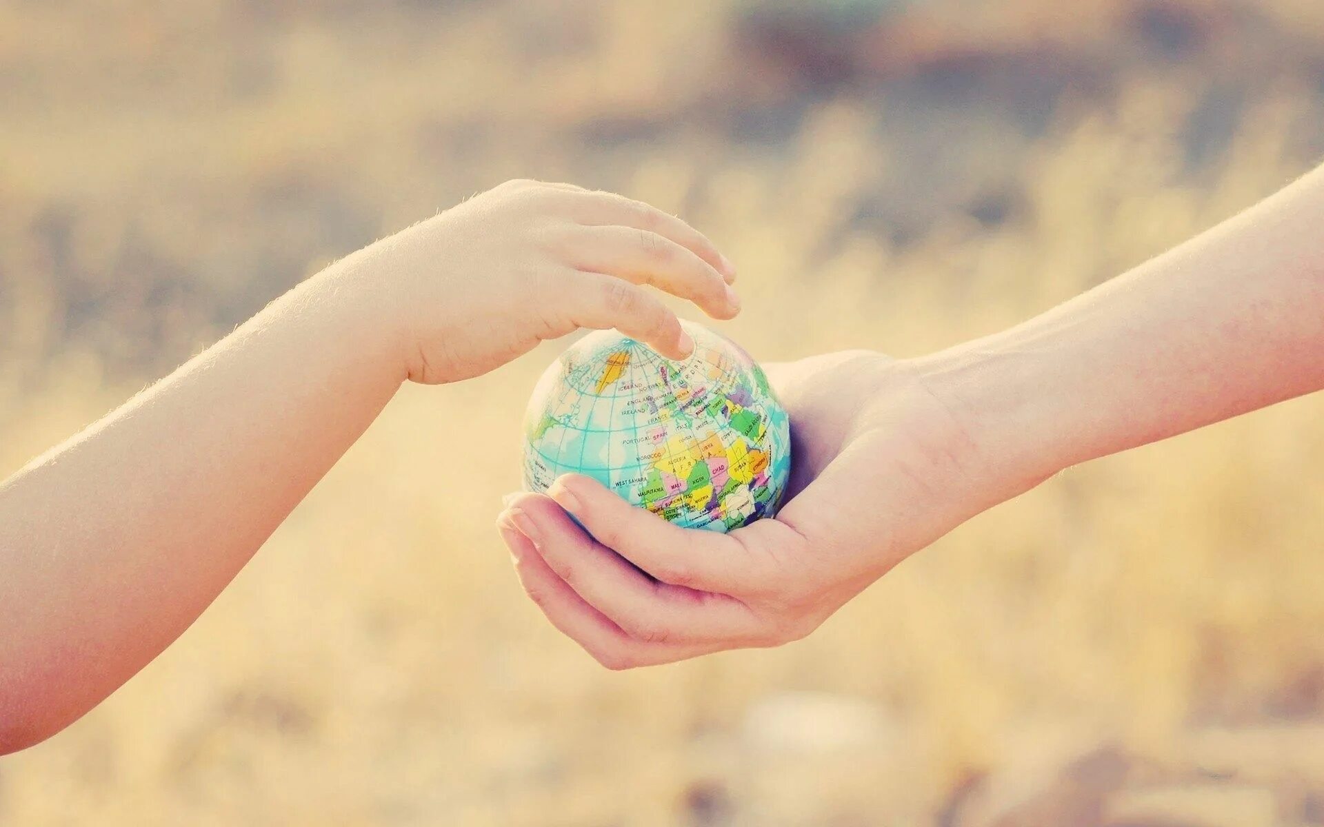 Добрый мир подарки. Мир в руках ребенка. Земля в руках ребенка. Глобус в руках. Планета в руках детей.