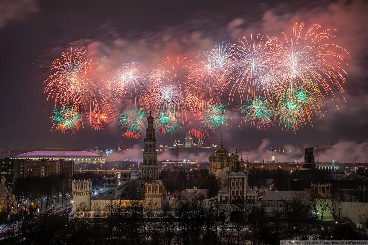 Салют в москве день защитника отечества. 23 Февраля салют Поклонная гора. Салют на Поклонной горе 2021. Салют 23 февраля ВДНХ. Салют на Поклонной горе 23 февраля.