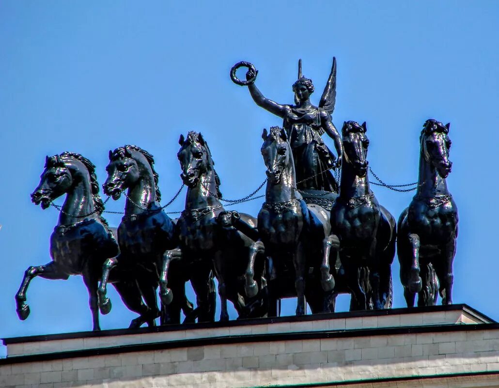 6 где конь. Триумфальные ворота Москва колесница. Триумфальная арка Квадрига. Триумфальная арка Москва колесница. Квадрига на Триумфальной арке в Москве.