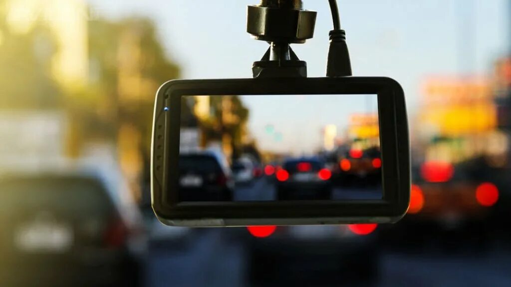 Выбор регистратора. Видеорегистратор Dash cam 2k. Видеорегистратор реклама. Камера видеонаблюдения в машину. SAFEDRIVE видеорегистратор.