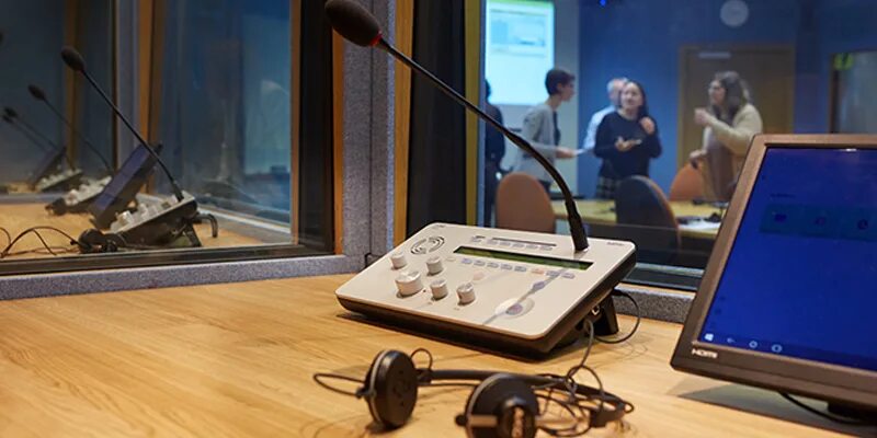 Simultaneous interpreter логотип. Simultaneous translation. Conference interpretation. The Booth simultaneous.