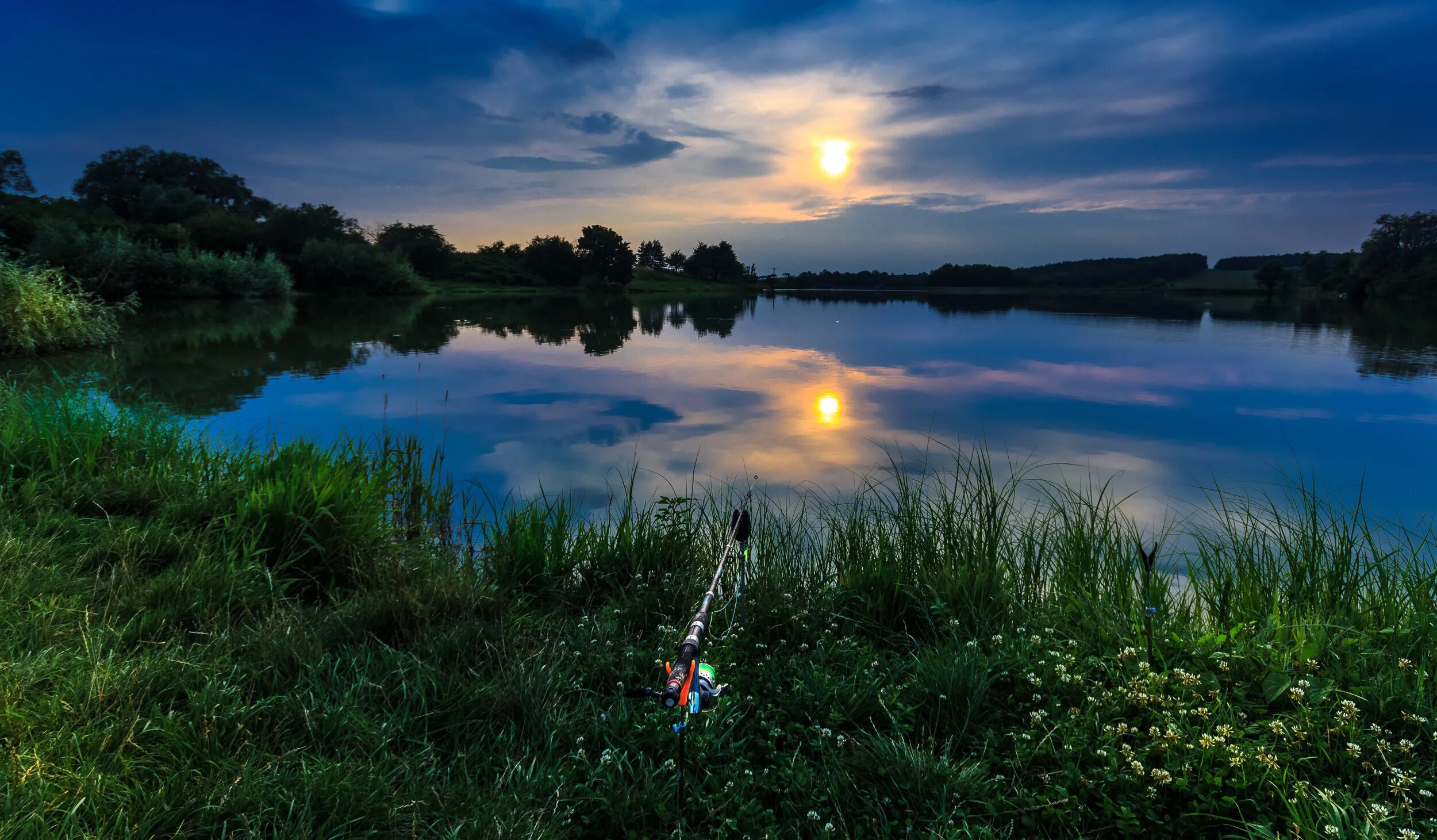 Летние озера рыбалка. Природа рыбалка. Пруд вечером. Красивая природа рыбалка. Вечерний пейзаж с рекой.