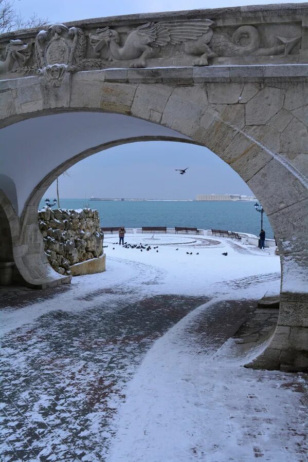 Набережная евпатории зимой. Заснеженный севастополь. Мост влюбленных севастополь. Зима в севастополе. Севастополь зима 2022.
