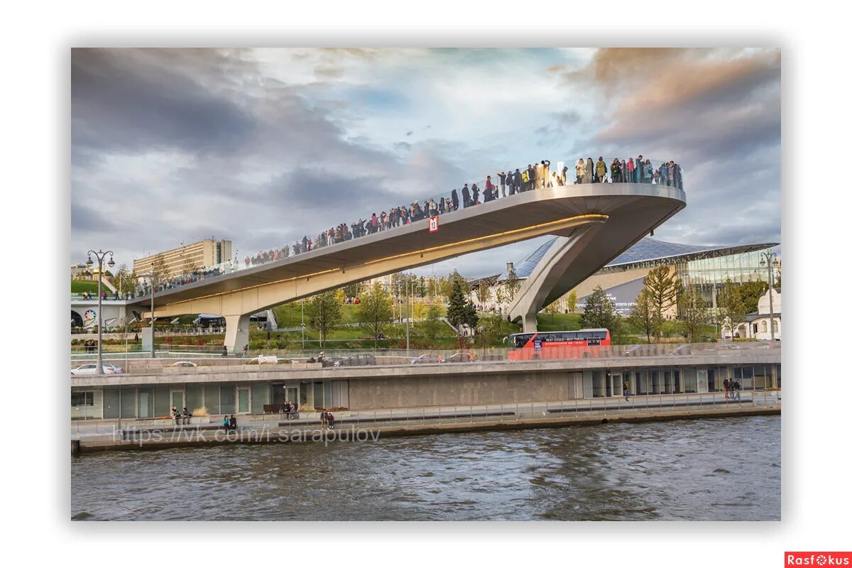 Парк Зарядье парящий мост. Парк Зарядье мост над рекой. Москва навесной мост парк Зарядье. Парящий мост в Москве в парке Зарядье. Навесной мост в москве