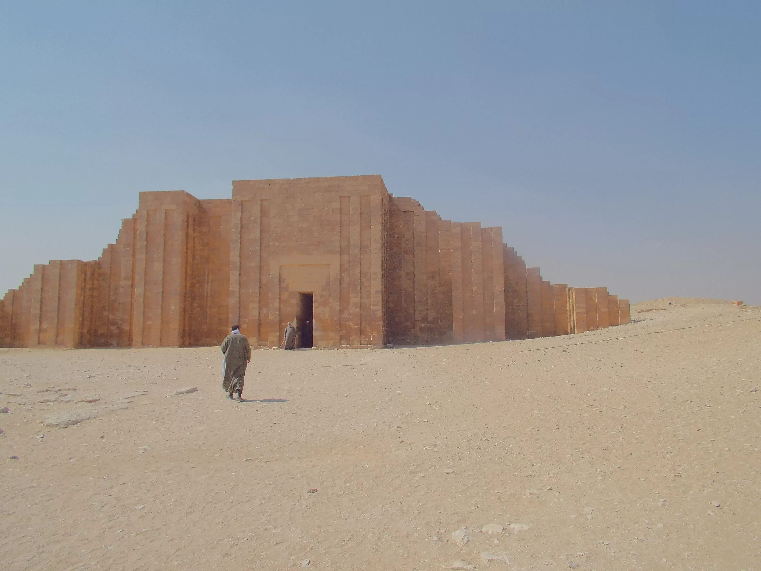 Yung desert temples. Храм пустыня Азиз. Вади Эль Натрун. Пустыня Вади Натрун. Обелиск в пустыне.