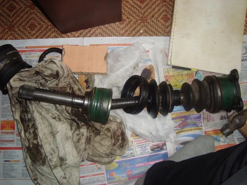 Замена шрус паджеро. Пыльник гранаты наружней паджеро спорт 2. Mitsubishi pajero sport 2 внутренний шрус. Замена шрус паджеро. Шрус митсубиси паджеро 2.