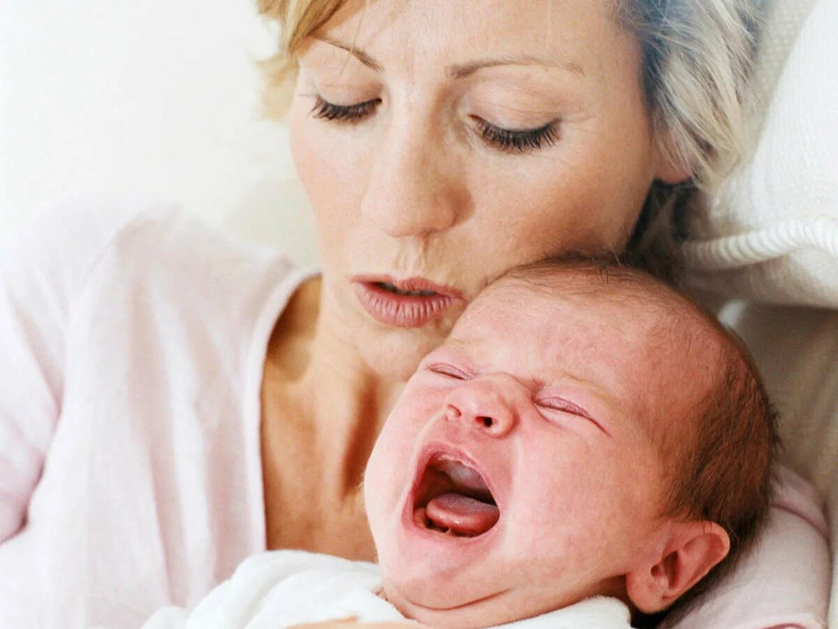 Ребенок плачет на груди. Младенец плачет. Беспокойство новорожденного. Новорожденный ребенок плачет. Плачущий ребенок.