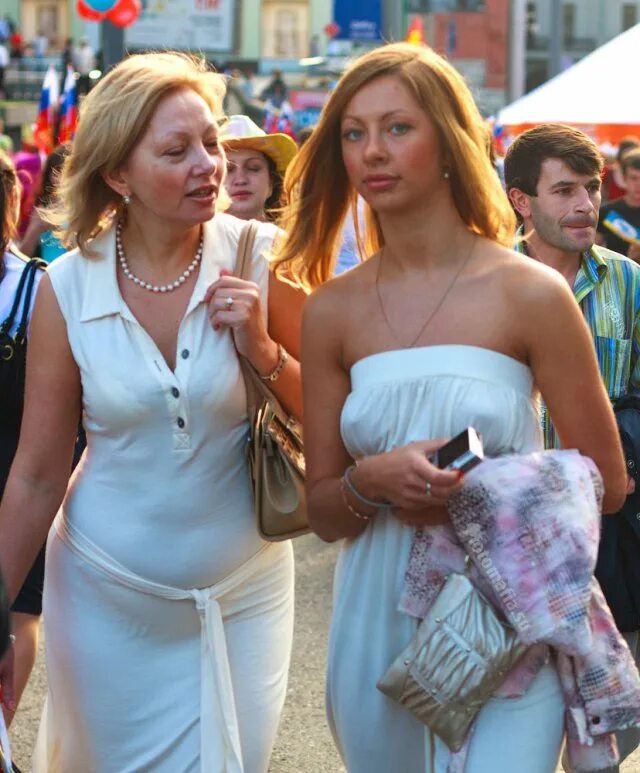 Деревенские без лифчиков под одеждой. Торчащие из под одежды. Торчащие соски через одежду. Девки под одеждой. Молодежь без лифчика.