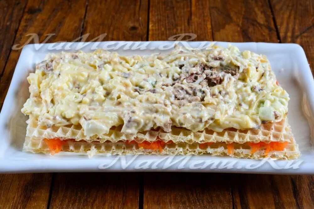 Закусочный пирог из вафельных коржей. Закусочный торт из вафельных коржей. Закусочный торт наполеон несладкий. Закусочные вафельные торты. Закусочный торт из вафельных коржей.