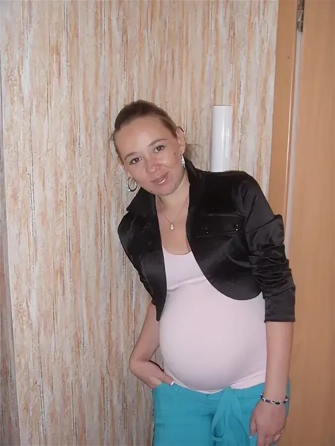 Животик на 36 недели. Животы беременных двойней. 36 недель беременности мальчик. Живот огурцом. Огромные животы беременных.