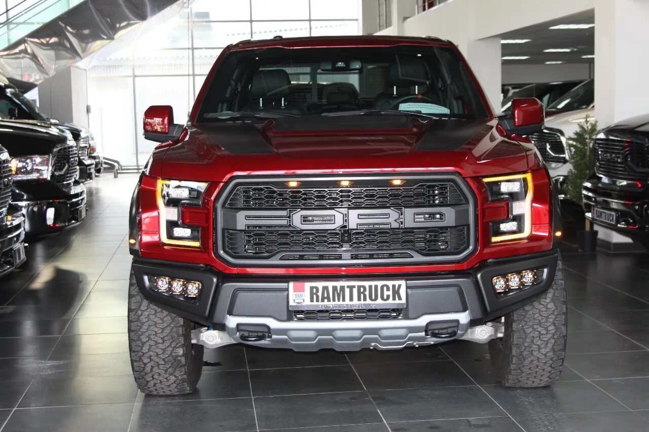 Автосалон тойота лексус. Додж рам мега каб. Альтера автосалон в москве. Автосалон в америке. Додж рам 2500 с человеком.