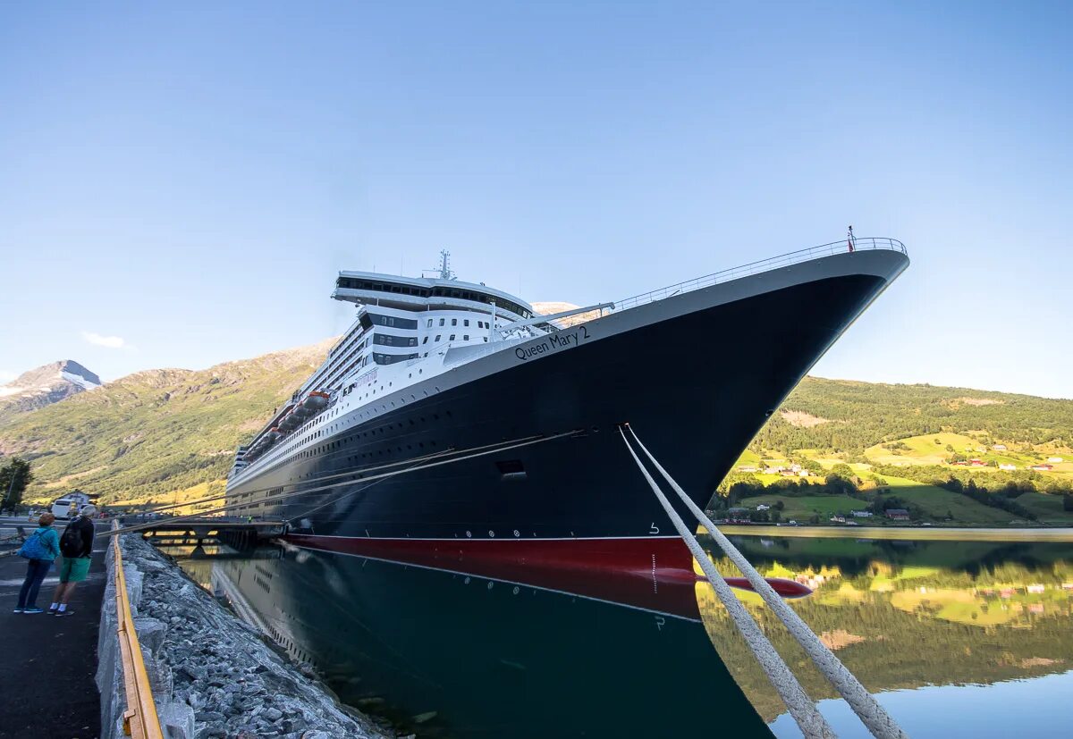 Яхта Queen Mary. Нос корабля. На носу круизного корабля.