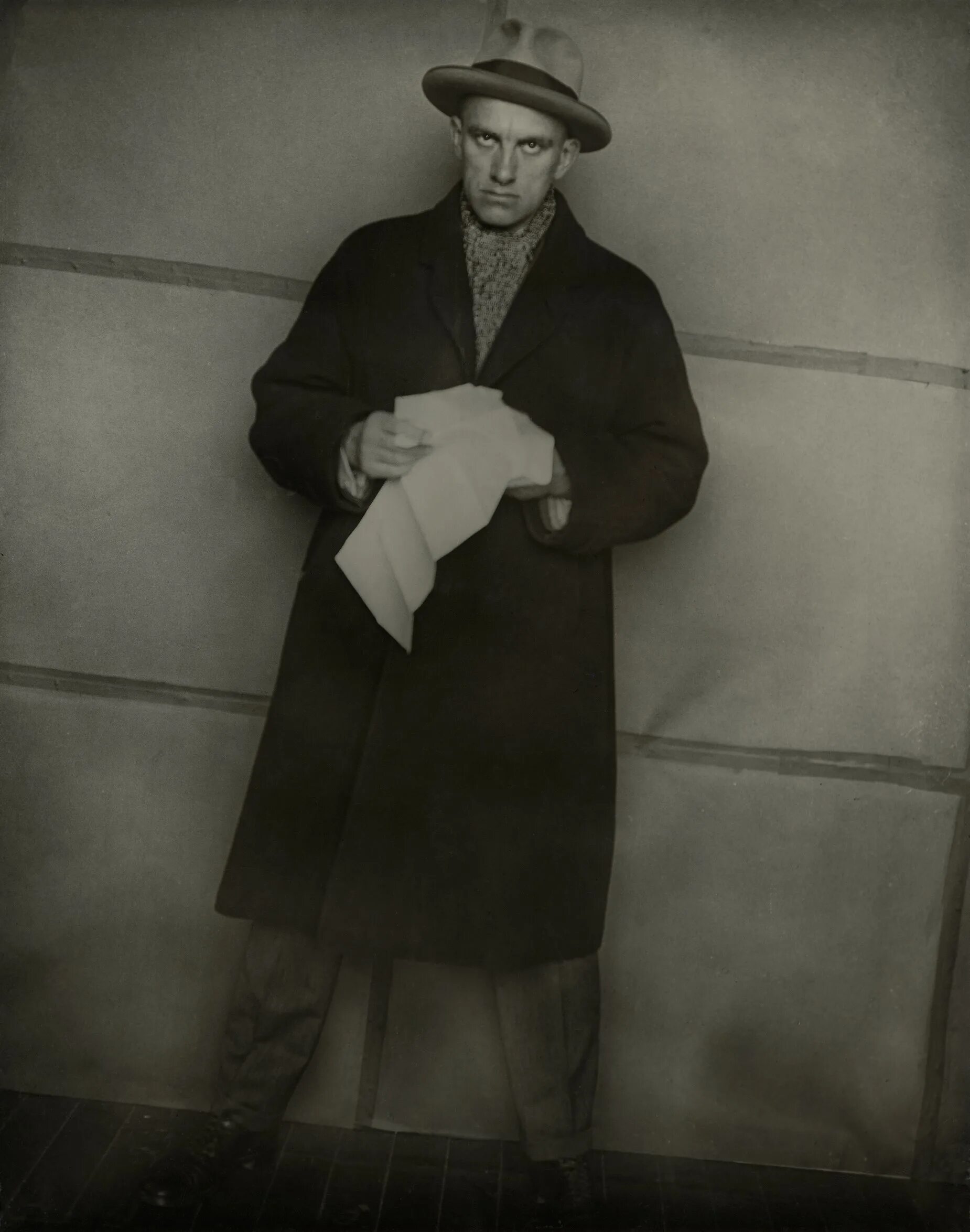 Владимир маяковский арт. Владимир маяковский портрет. Маяковский стоит. Маяковский стоит. Маяковский 1930 год.