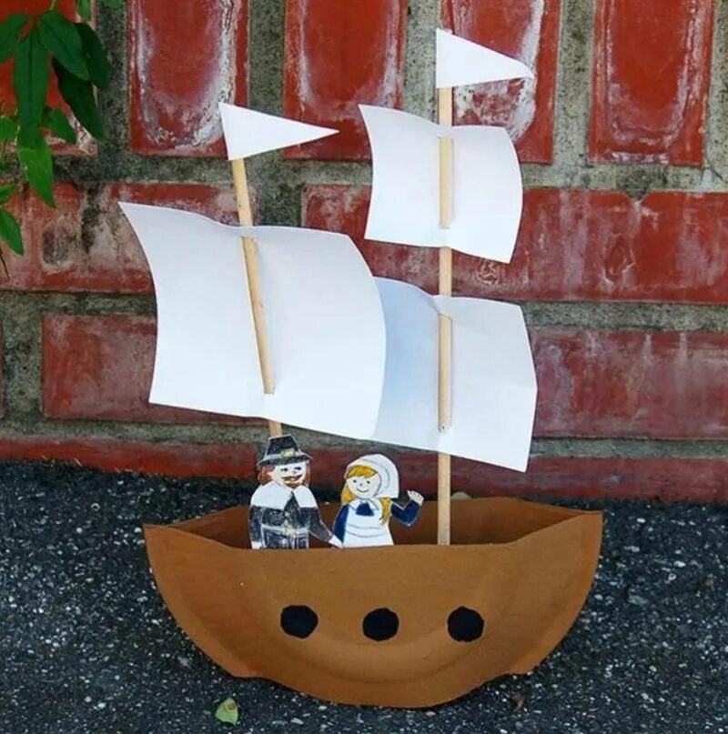 Корабль в детском саду своими руками. Кораблик поделка для детей. Поделка корабль для детей. Парусник поделка. Пиратский корабль поделка.
