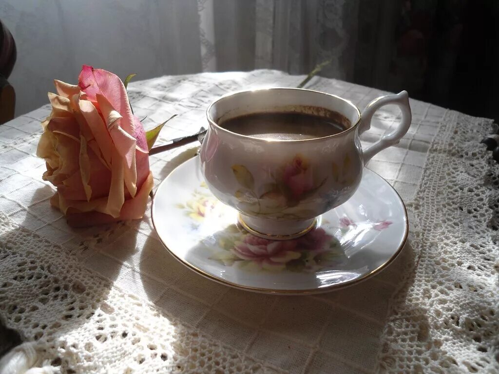 На столе стоят 20 кружек с кофе. Красивая чашечка кофе. Красивая Кружка для чая. Старинная чашка с чаем. Фарфоровые чашки для чая.