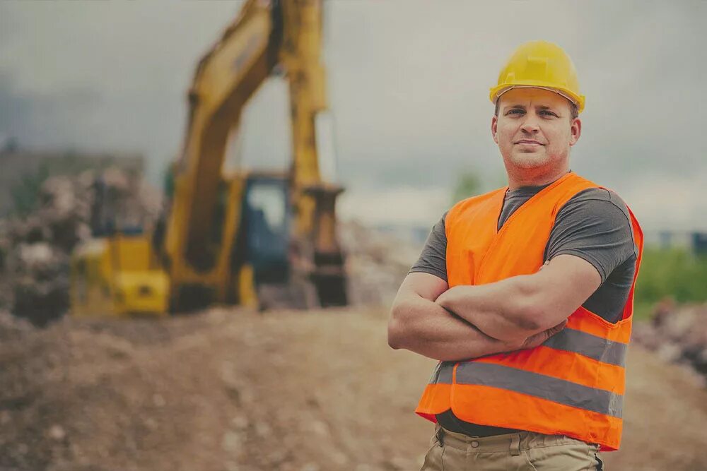 рабочие на стройке. работники на стройке. работник в каске. люди на стройке. рабочие на стройке.