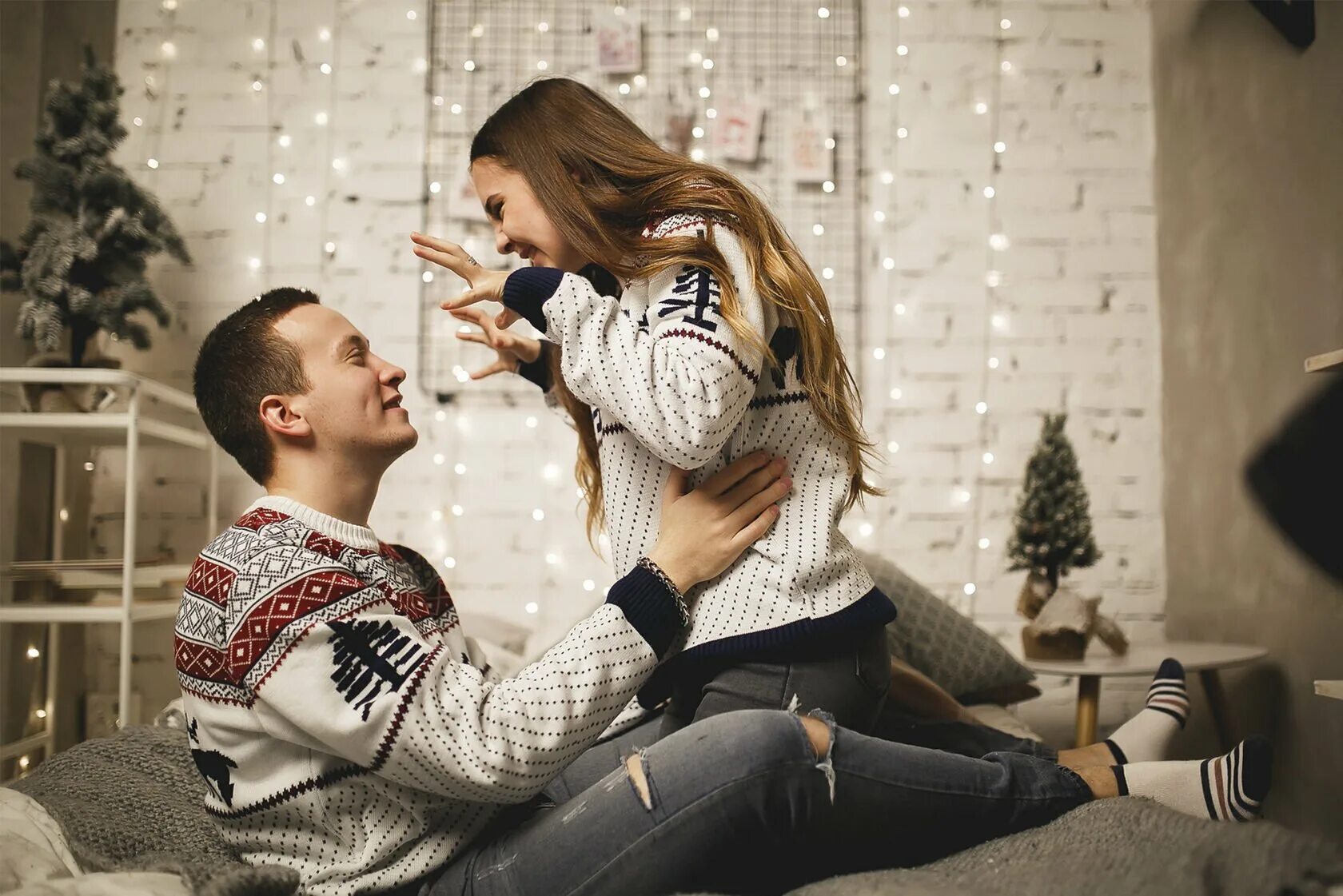 фотосессия в студии. фотосессия лав стори в студии. новогодняя фотосессия лав стори в студии. фотосессия на кровати в студии семейная новогодняя. фотосессия пары в фотостудии.