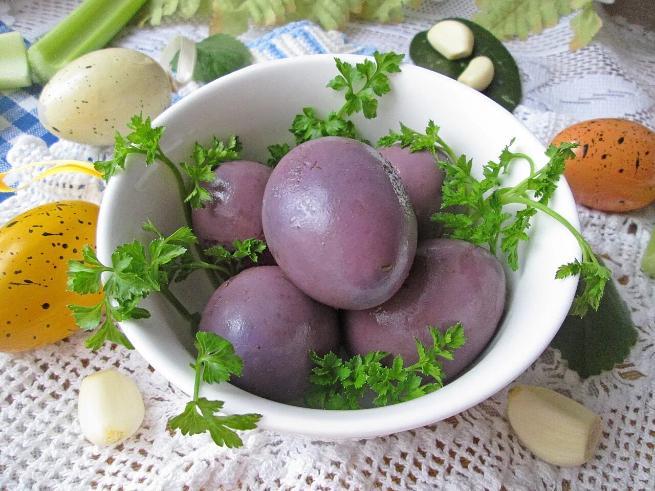 Яйцо в банке рецепт. Маринованные яйца. Маринованные перепелиные яйца. Яйца в маринаде. Маринад для яиц куриных.