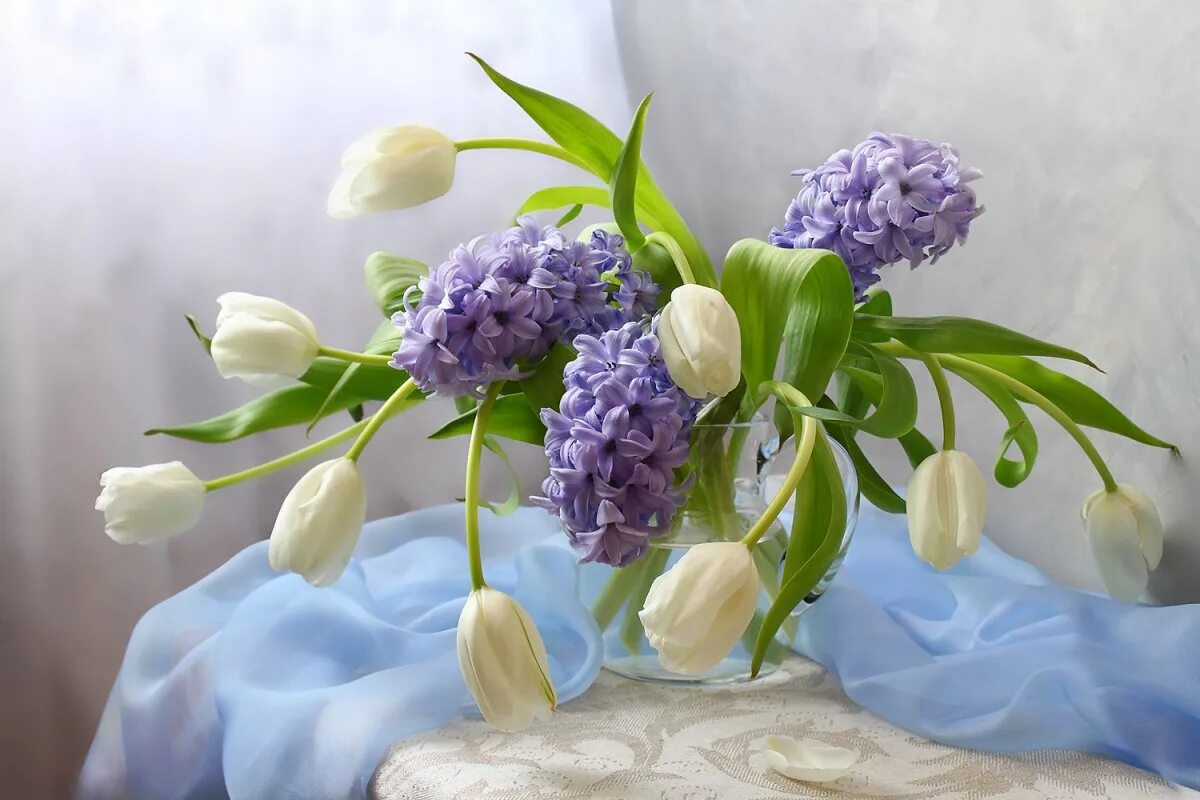 Доброе утро весенний букет. Сирень тюльпаны нарциссы. Натюрморт с весенними цветами. Нежные весенние цветы. Весенний букет.
