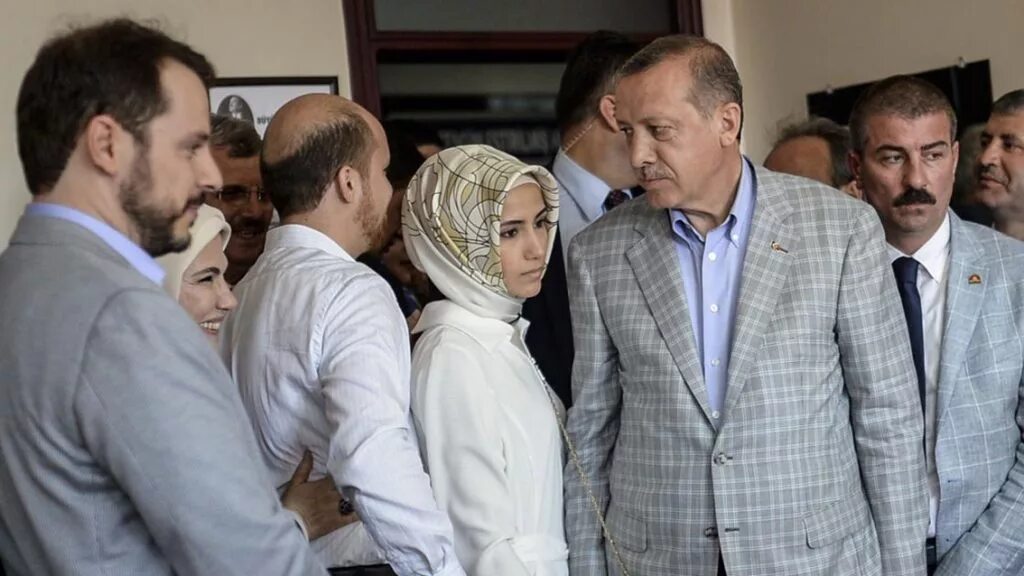Эсра Эрдоган Албайрак. Семья Эрдогана президента Турции фото. Erdogan wants to introduce Hijab into the Turkish Constitution. Эсра эрдоган
