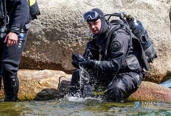 Подводные спасатели люди. Мчс на байкале. Утопленные машины в байкале. Спасатель фильм россия. Туристы на байкале.