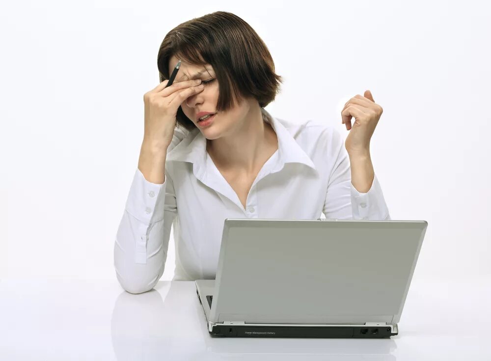 человек за компьютером. головная боль. глаз утомляется и ищет простора. компьютер и человек. зеленые глаза мужские.