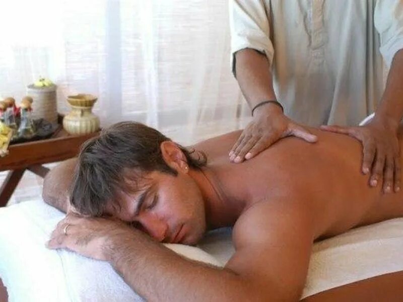 массажист мужчина. массажист парень. массаж для мужчин. общий массаж. успокающий массаж.