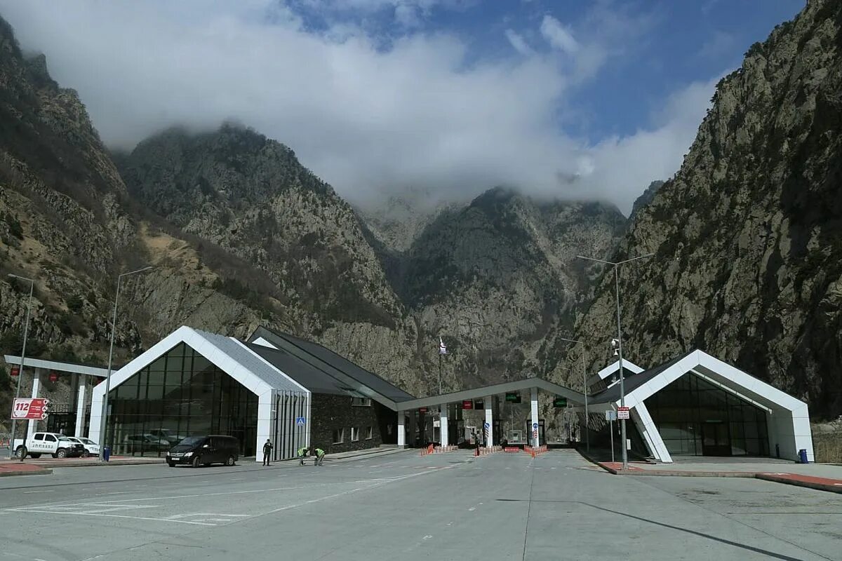 Верхний ларс грузия. Ларс грузия дорога. Таможня грузия россия верхний ларс. Верхний ларс грузия. Таможня грузии грузинская граница.