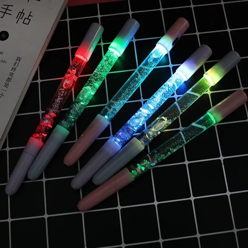 Переливающиеся ручка. Светящаяся ручка. светящаяся ручка с блестками. светящиеся карандаши. светящиеся гелевые ручки.