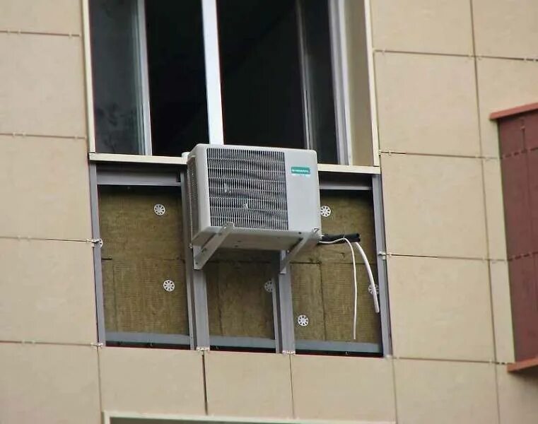Дом кондиционер разрешение установка фасад. Кронштейн под сплит систему наружный блок. крепление наружного блока сплит системы на траверсе. монтаж наружного блока кондиционера на вентилируемый фасад. крепление уличного блока сплит системы.