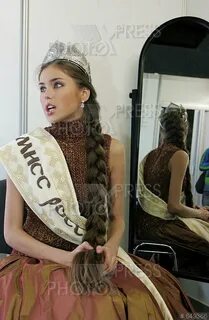 Көкөністерді пискаға итеріп жатқан жақыннан түсірілген сурет.