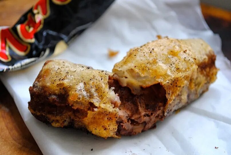 Deep fried mars bar. Жареный батончик. Deep fried mars bar. Жареный марс шотландия. Жареный батончик.