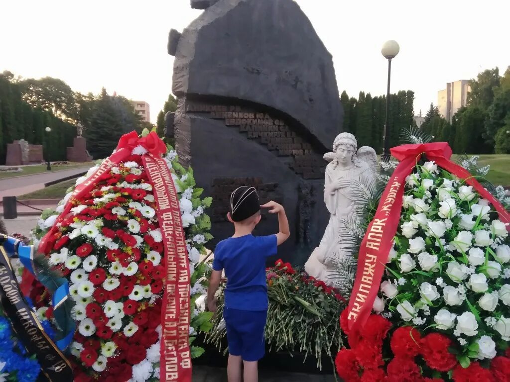 Памяти погибшим подводникам. Гибель атомной подводной лодки "Курск" - 12 августа 2000. АПРК Курск. День памяти подводников Курска. Курск подлодка гибель погибших.