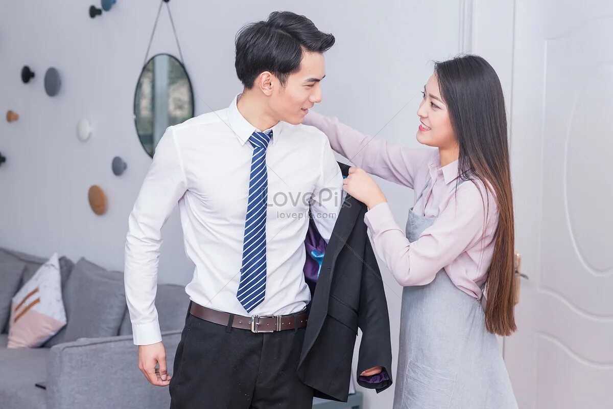 My wife works. Женщина на кухне. My wife works. Семья на кухне за завтраком. Работа в офисе.