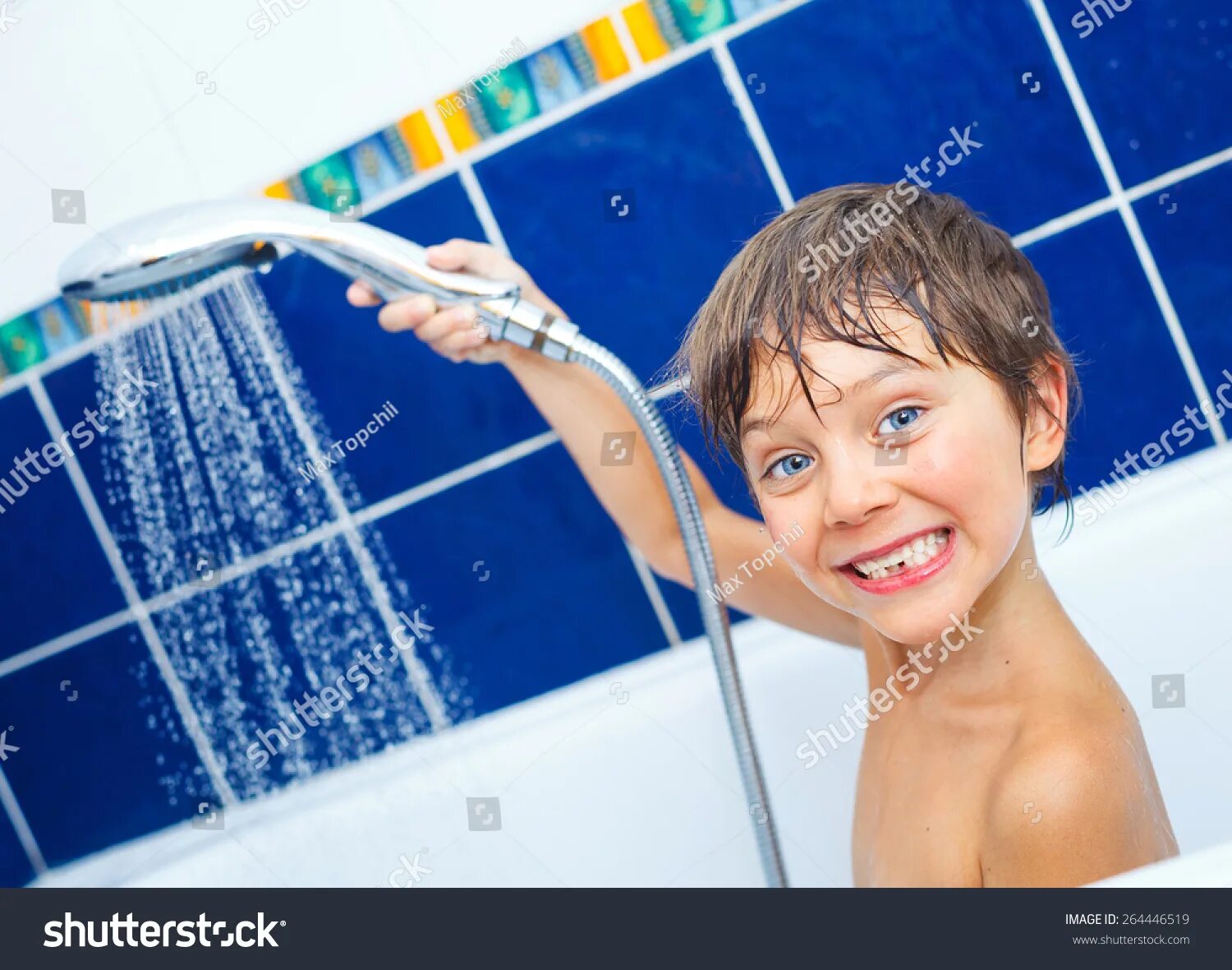 Подросток чистит зубы, умывается. Маленький мальчик в ванной. Мальчик ванной комнате. Мальчик ванной комнате. Мальчик в ванной.