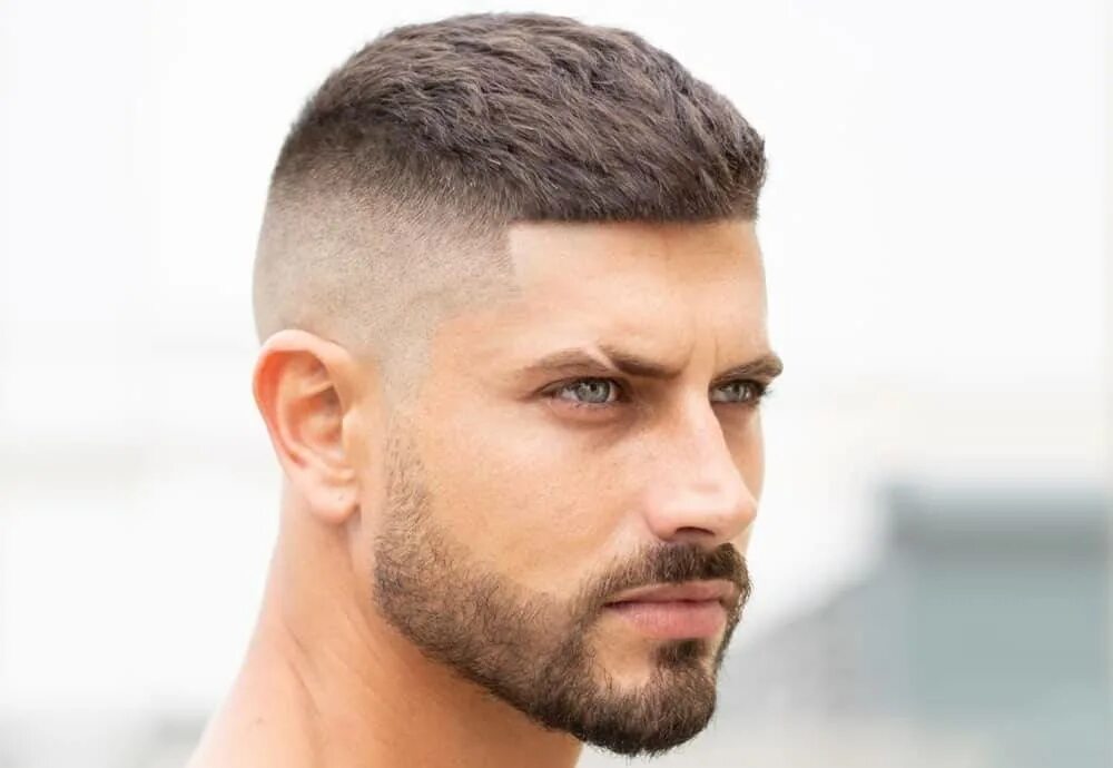 Короткая стрижка 2023 модные мужские. Короткая стрижка 2023 модные мужские. Кроп андеркат. Кроп фейд полубокс. Причёски мужские короткие.