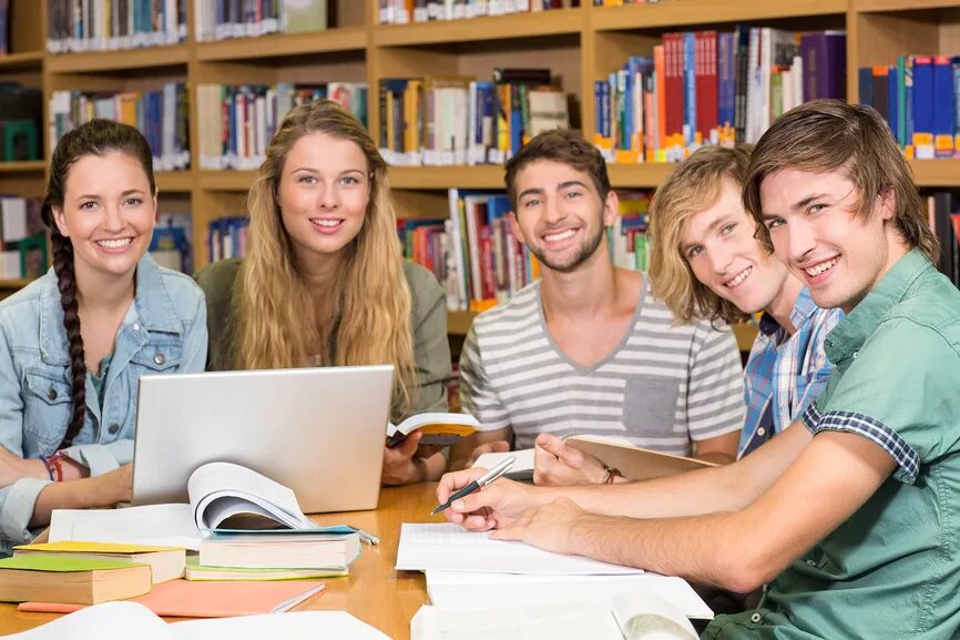 Абитуриент найти. Студенты в библиотеке. Студенты в библиотеке фото. Студенты колледжа это группа. Педагог и студент.