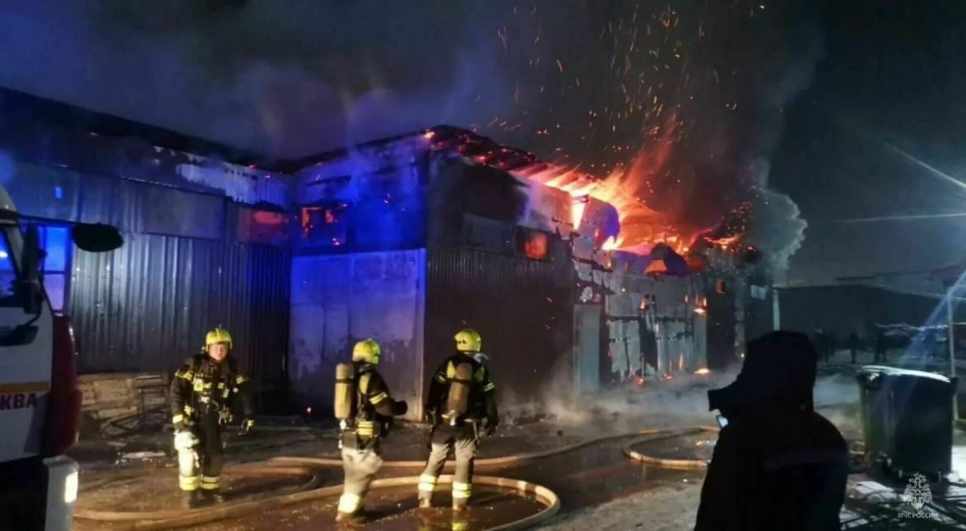 Московский взрыв сегодня. Пожар в Москве. Пожары и взрывы. Пожар внутри здания. Московский пожар.