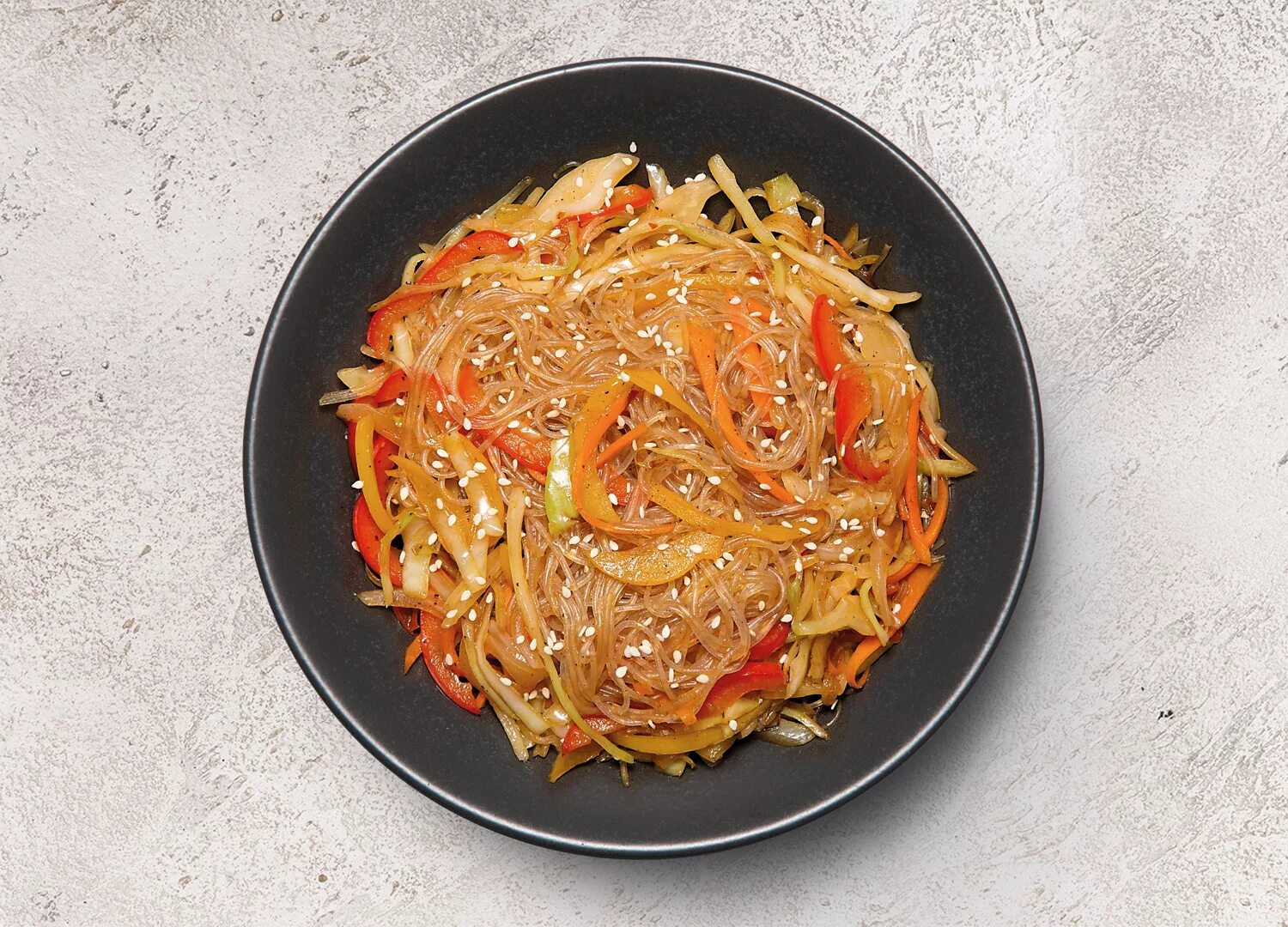 Салат с рисовой лапшой фунчоза. Салат из фунчозы. Фунчоза с огурцом и болгарским перцем. Фунчоза с курицей и болгарским перцем. Корейский салат из пророщенного маша.