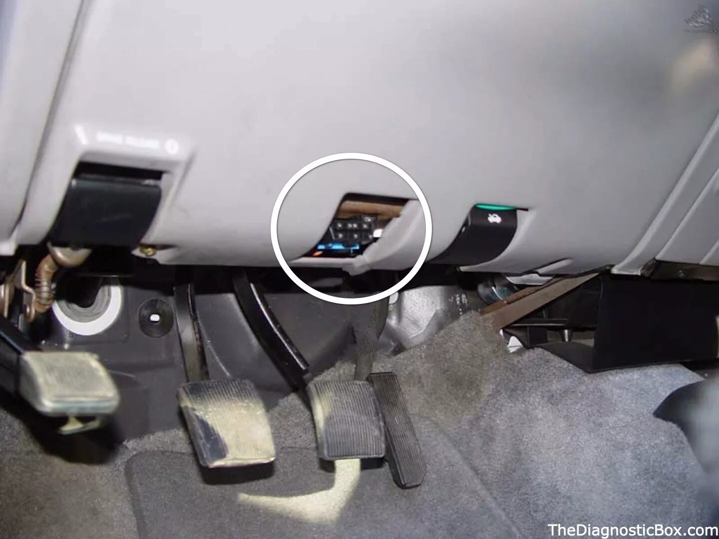 Где находится разъем для подключения сканера. Obd разъем ford ranger 2005г. форд рейнджер разъем обд. диагностический разъём форд эксплорер. диагностический разъем форд 2008 года.