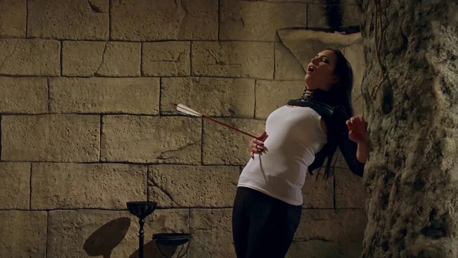 Девушка пронзенная стрелой. Убитые амазонки стрелы. Женщина с мечом. Убивают девушку стрелой. Девушка сраженная стрелой.