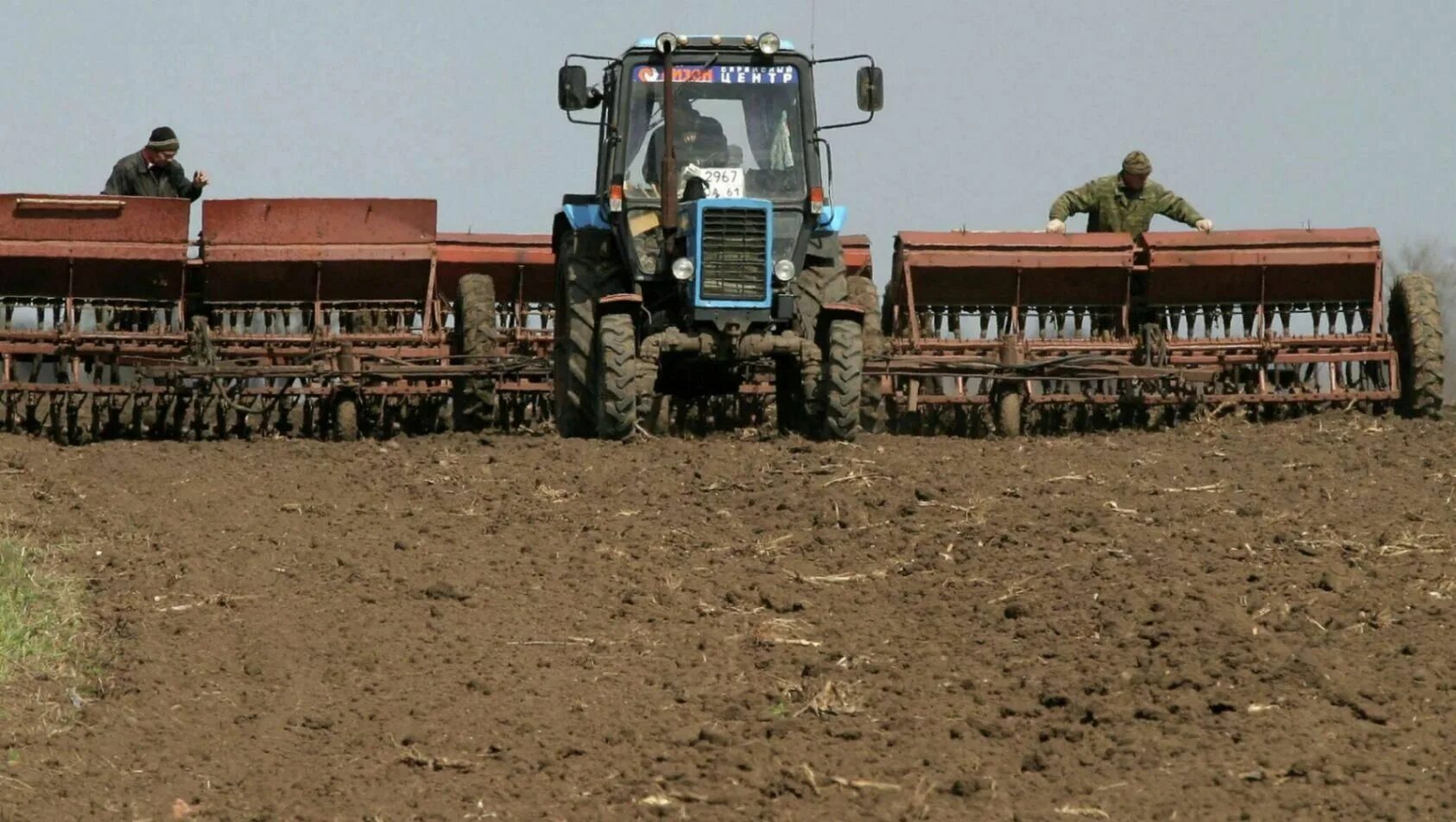 Время полевых работ. Трактор на посевной. Время полевых работ. Время полевых работ. Время полевых работ.