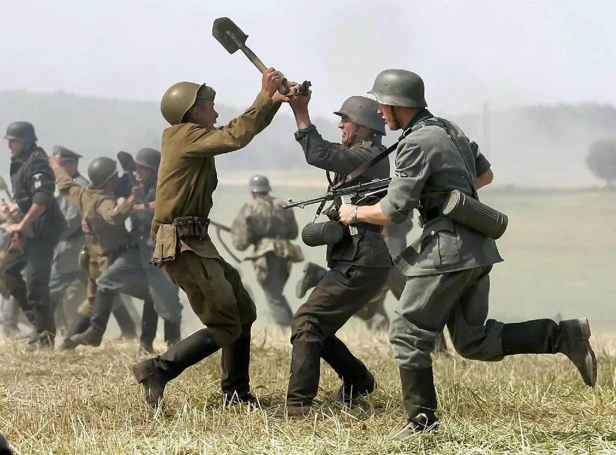 Бойцов нападение. Советские солдаты бегут в атаку.