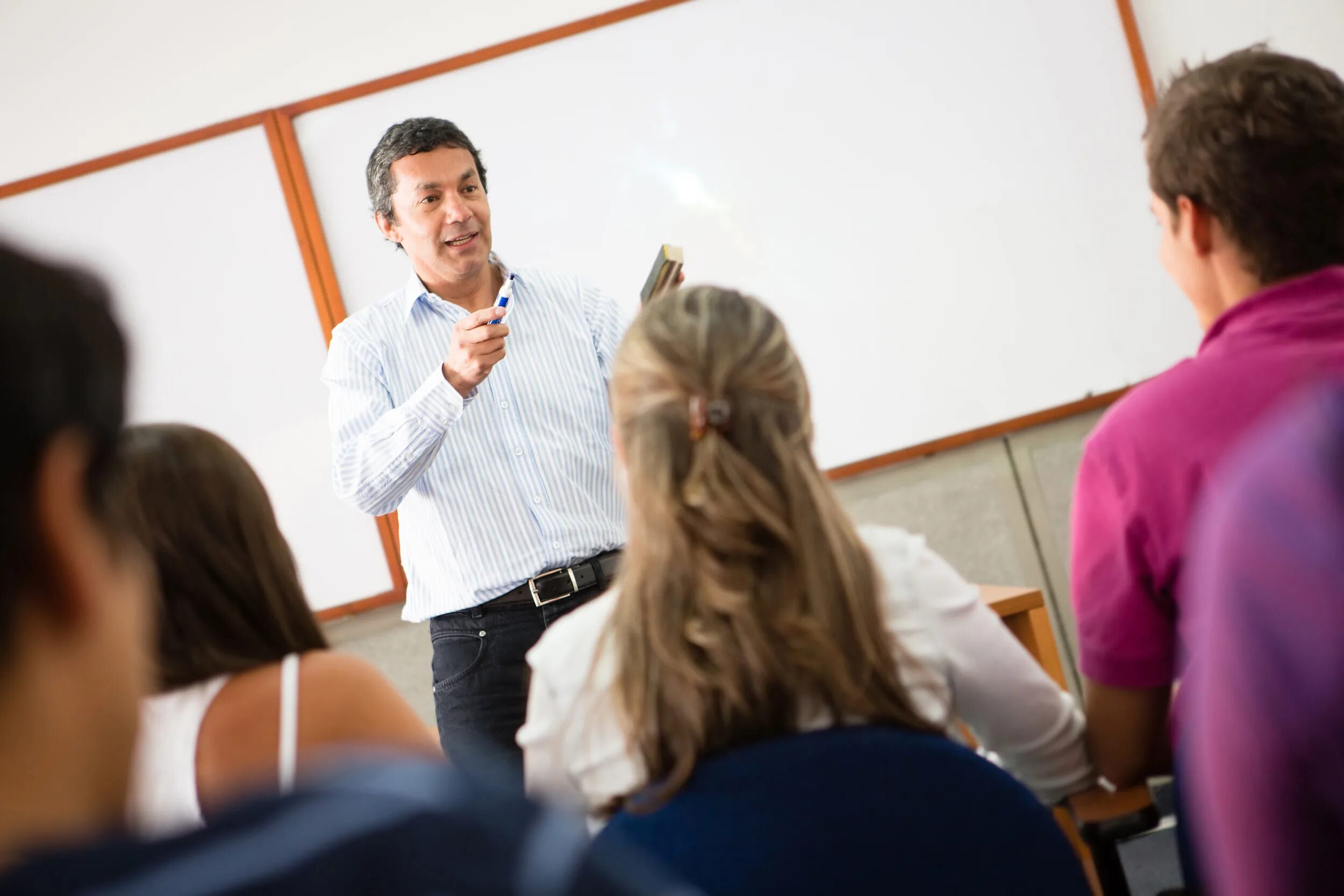 Общаюсь с преподавателем. Преподаватель и студент. общение студентов. общение с преподавателем. общение преподавателя со студентами.
