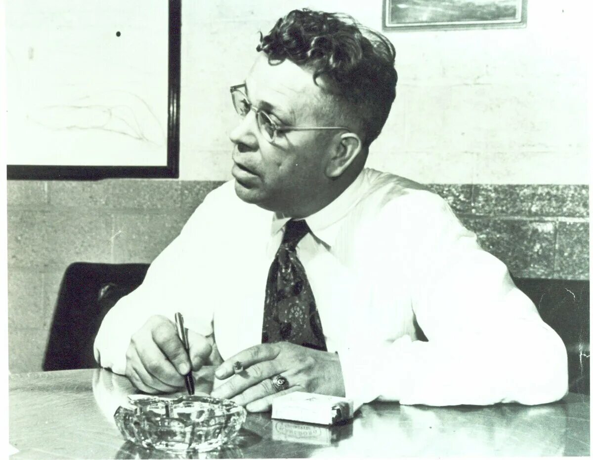 Что изобрел перси спенсер. Микроволновая печь перси лебарон спенсер. Микроволновая печь перси лебарон спенсер. Перси лебарон спенсер микроволновка. Что изобрел перси спенсер.